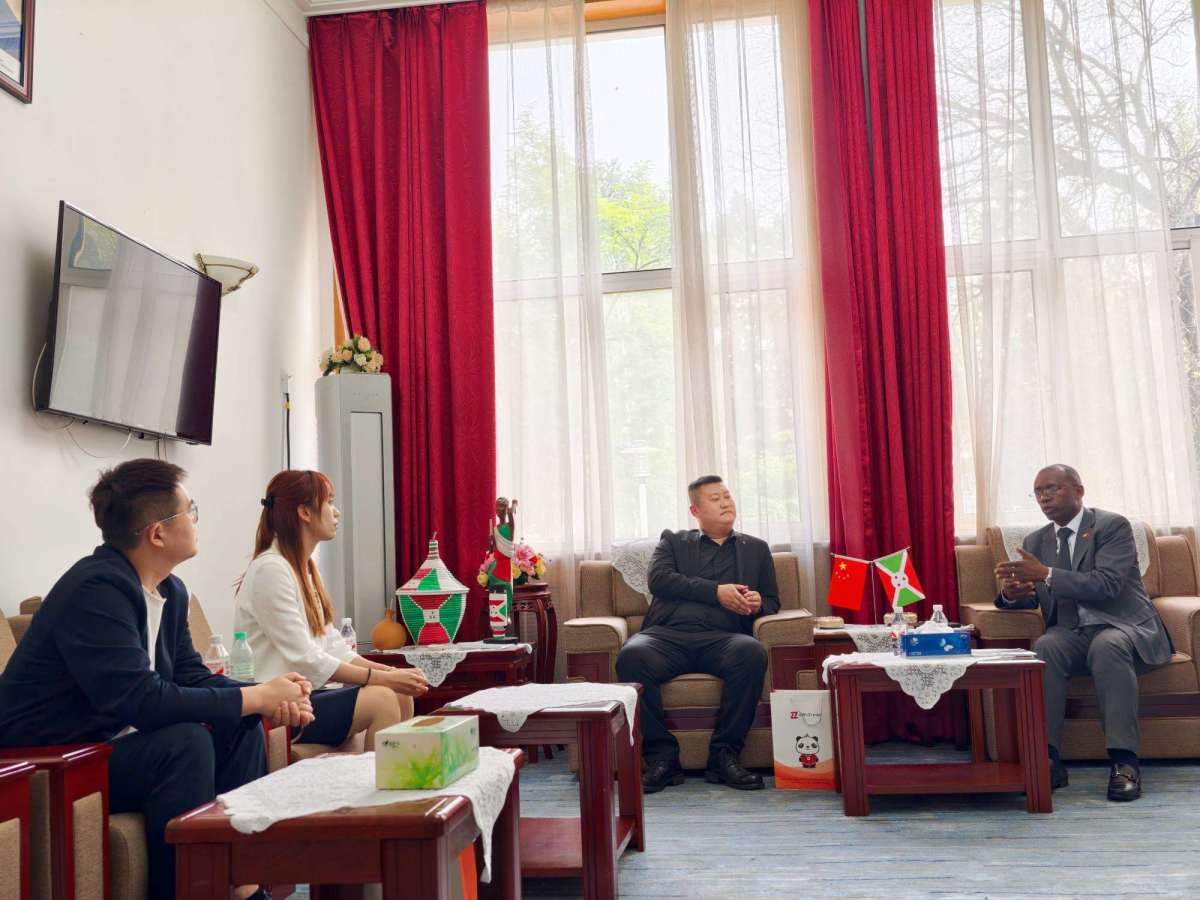 ZW Group Chairman Ivan Sun (Sun Yongchang), General Manager Pierce Guo, and Secretary-General Vera Jiang with Burundi Ambassador H.E. Telesphore Irambona during a high-level cooperation meeting in Beijing on trucks, trailers and construction machinery مجموعة ZW تلتقي بسفير بوروندي لاستكشاف التعاون في مجال الشاحنات والمقطورات والمعدات