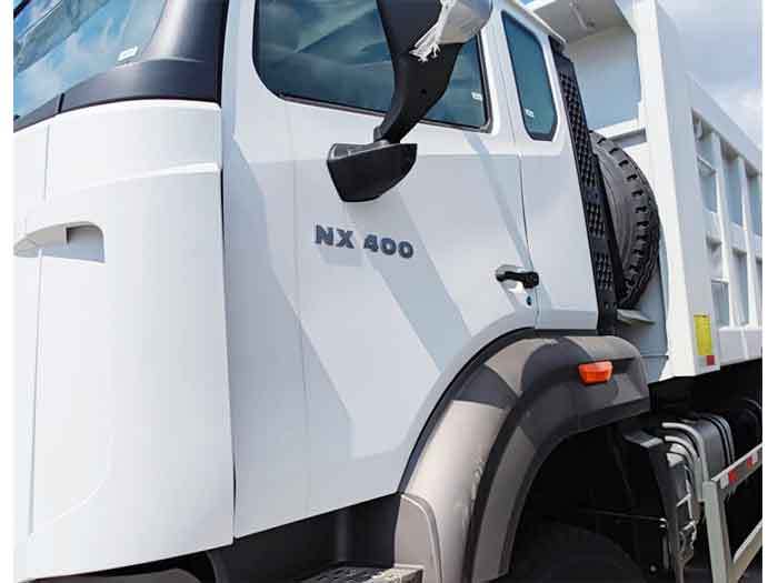 Close-up of HOWO NX 400HP 6×4 dump truck cabin door, emphasizing ergonomic design, durable materials, and driver-friendly features for comfort and safety during heavy-duty operations Camion-benne Howo NX 400HP 6x4