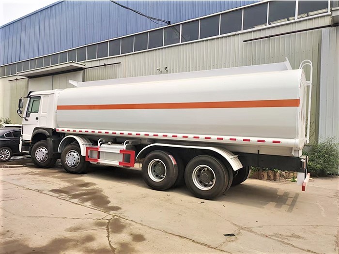 Camion-citerne à carburant HOWO 8×4