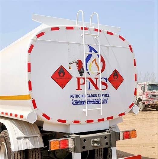 HOWO 375HP 6x4 heavy duty fuel tanker truck rear view with heavy duty outlet system HOWO 375HP 6×4 Camion-citerne lourd