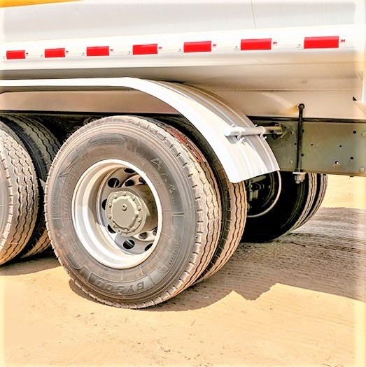 HOWO 375HP 6x4 heavy duty fuel tanker truck tire detail for heavy load and long distance fuel transport HOWO 375HP 6×4 Camion-citerne lourd