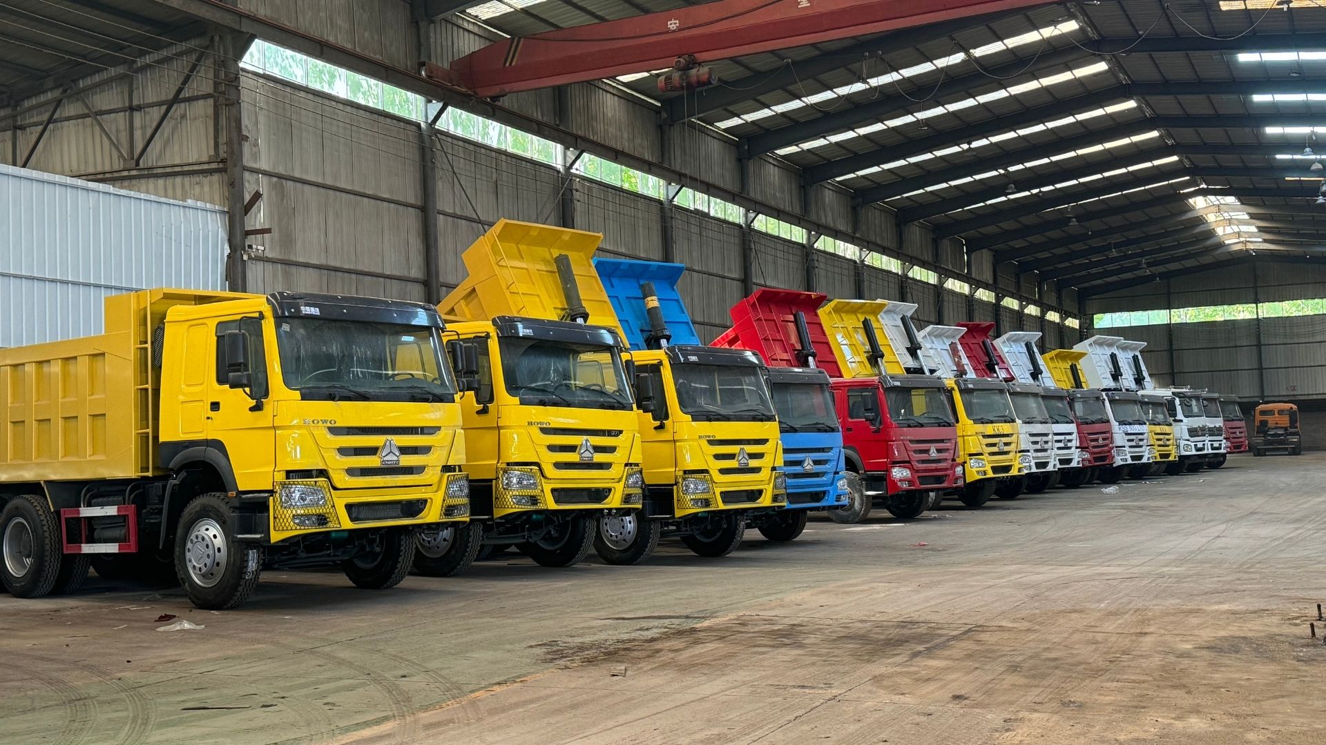Stock d'usine du groupe ZW : vaste stock de camions-bennes HOWO 6x4 et 8x4 pour une exportation internationale rapide.