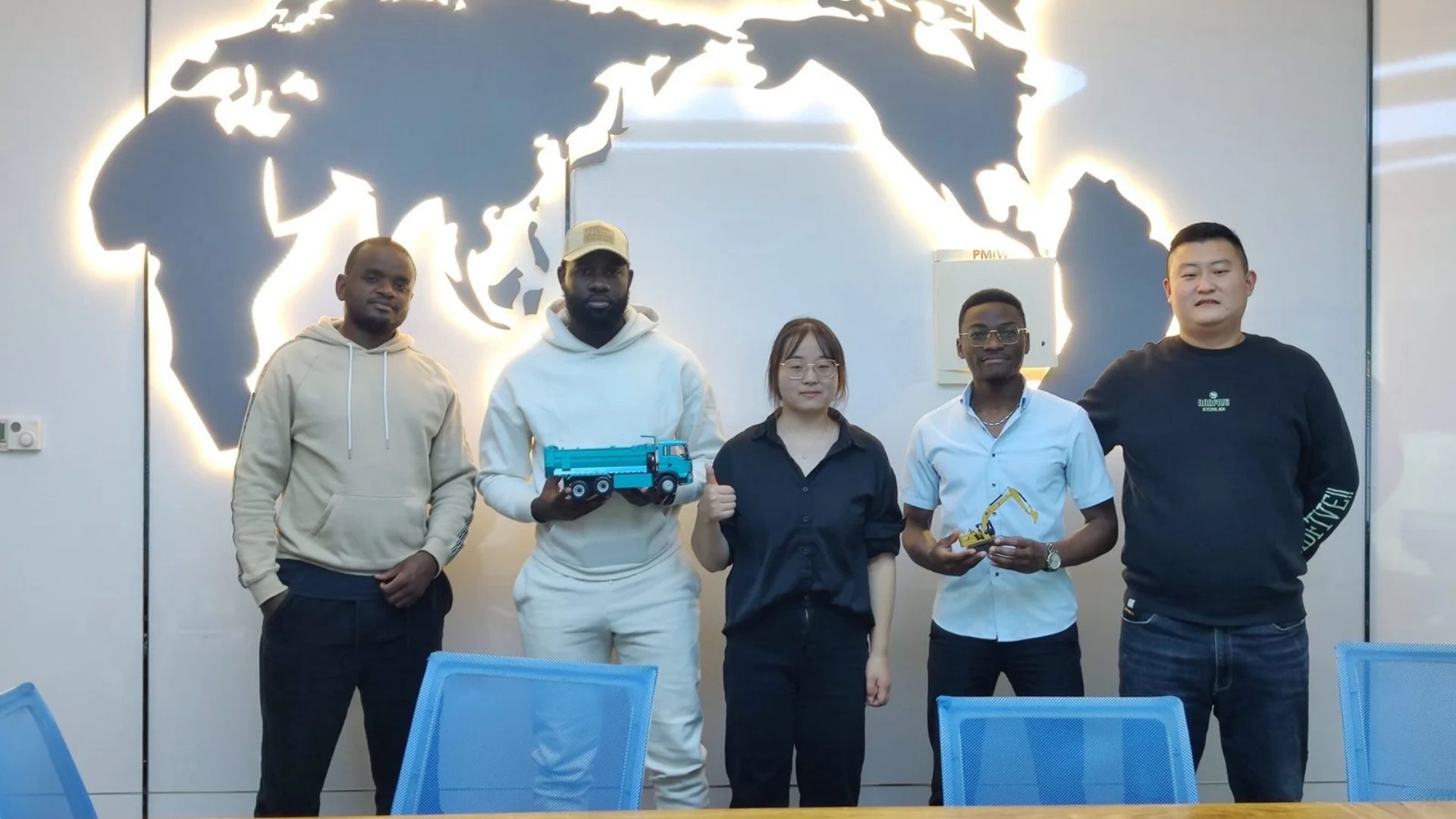 Visite d'usine par des clients africains : commande de camions à benne HOWO robustes auprès de ZW Group pour des projets miniers.