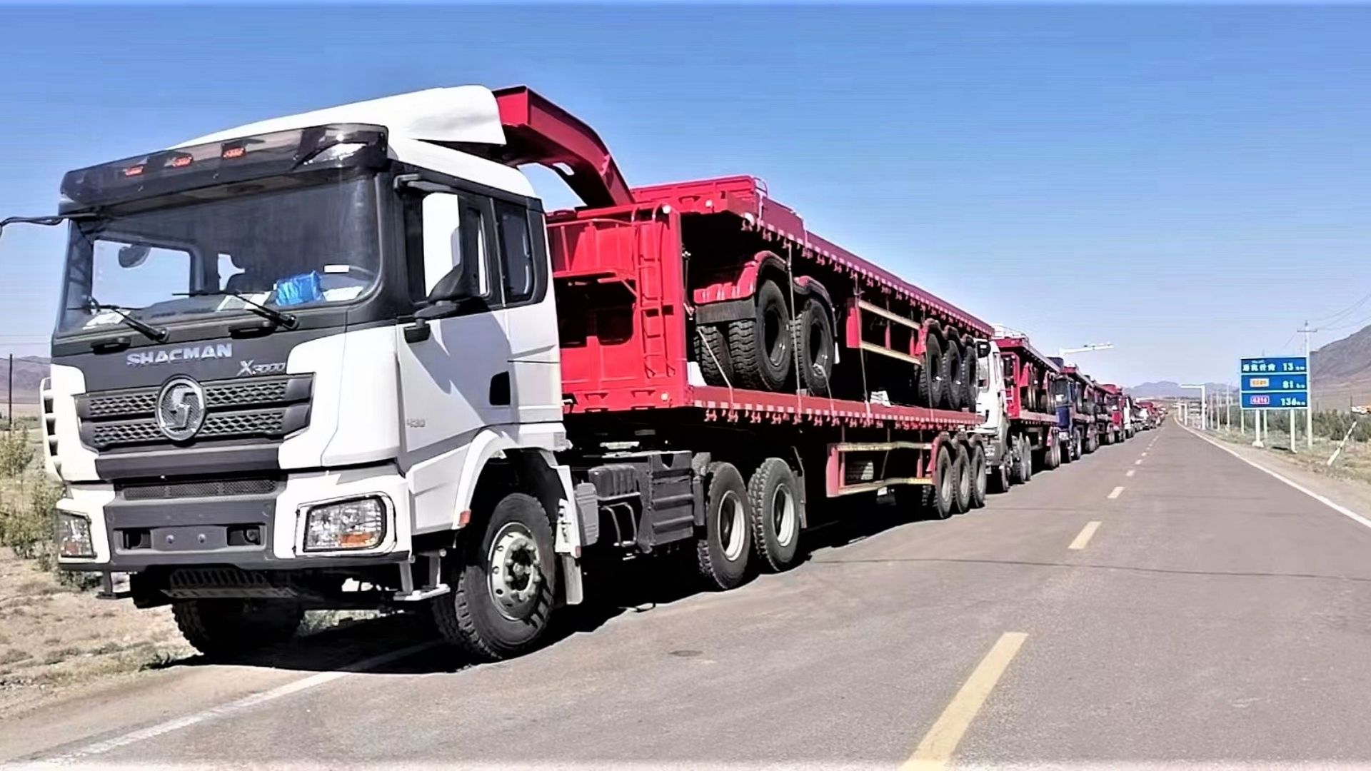 Logistique de semi-remorques plateau par ZW Group : transport terrestre fiable et chargement par grue portuaire pour les commandes d'exportation lourdes.