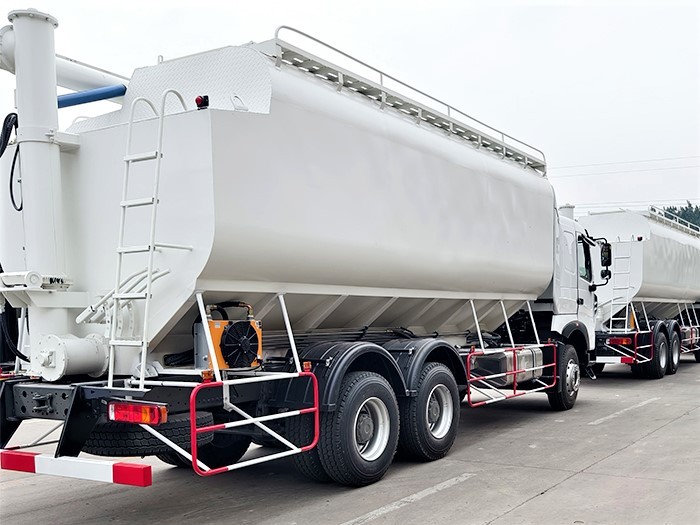 Camion de transport d'aliments en vrac Howo 380hp 6×4