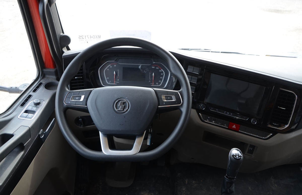 Shacman L5000 4x2 heavy duty cargo truck steering wheel detail with multifunction controls Camion de transport Shacman L5000 245 ch 4x2