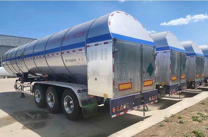 28.5 CBM liquid CO2 tank trailer rear view showing cryogenic valve system and reinforced rear frame Remorque-citerne à CO₂ liquide 3 essieux
