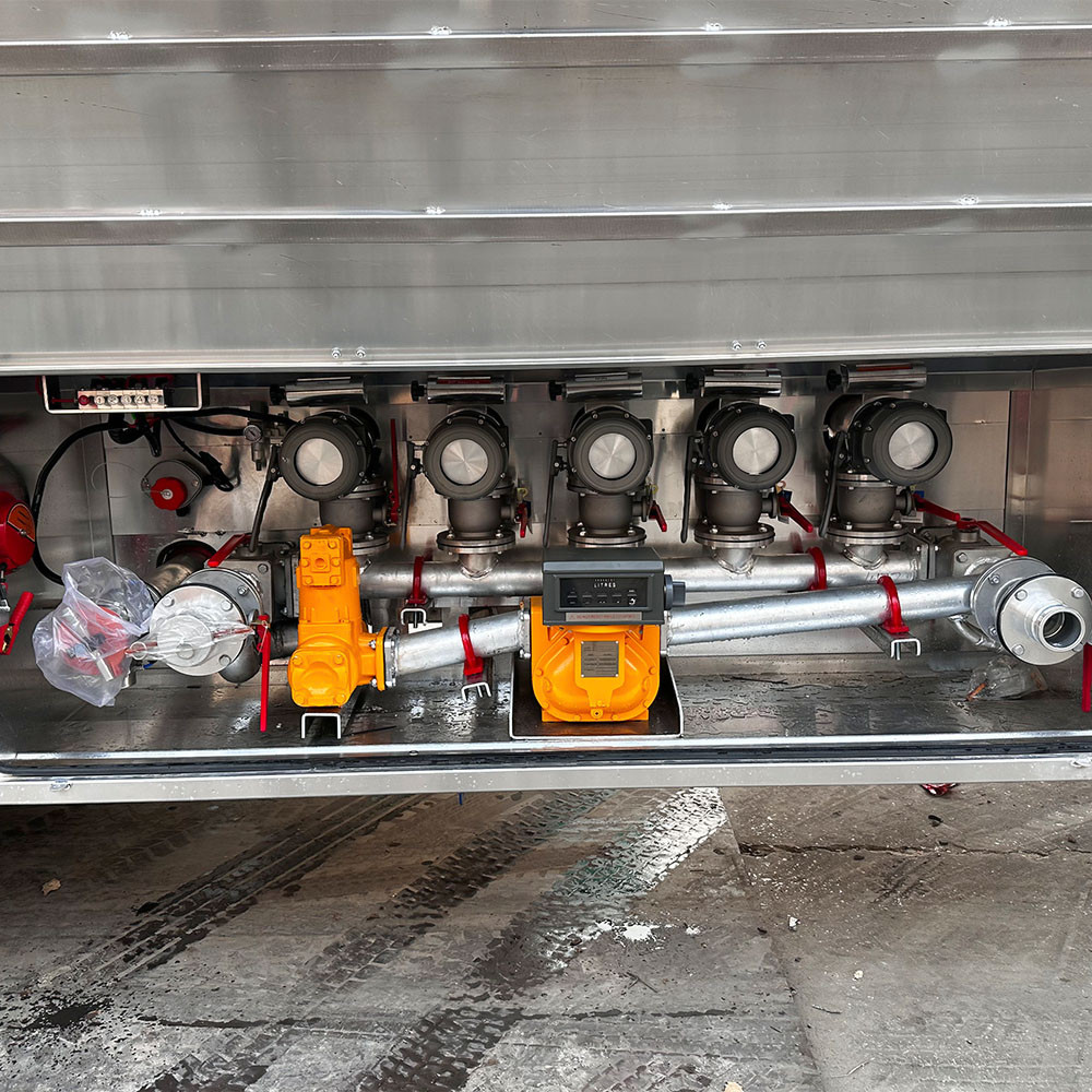 Semi-remorque-citerne en aluminium d'une capacité de 45 000 litres