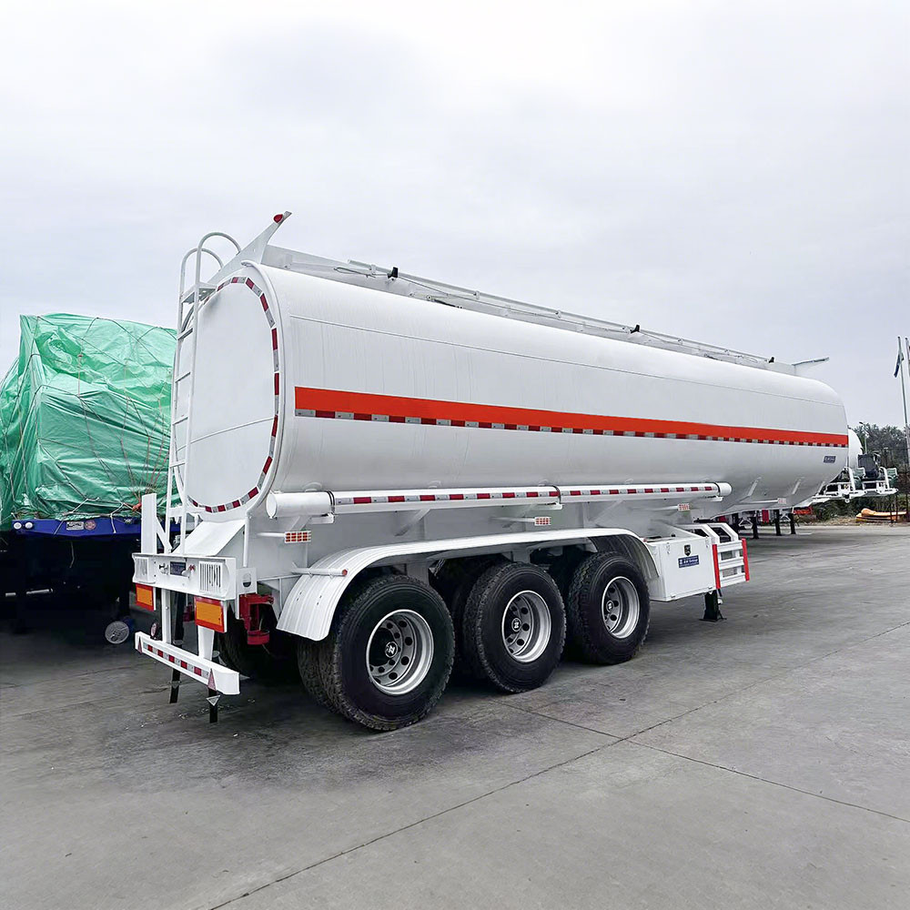 3 axle carbon steel fuel tanker semi trailer rear three quarter view showing discharge system and rear platform Semi-remorque citerne à carburant en acier carbone 3 essieux
