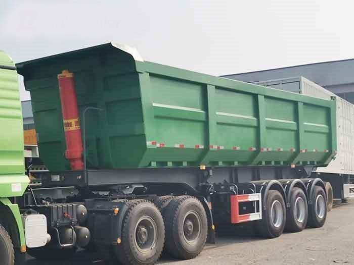 33CBM end dump semi trailer front three quarter view highlighting hydraulic cylinder and axle layout Semi-remorque à benne basculante 3 essieux