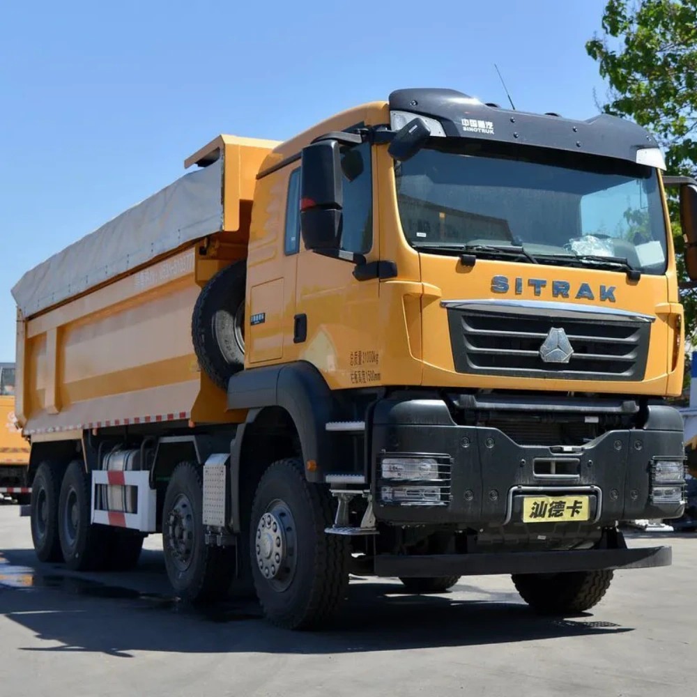 SITRAK G7W 8×4 dump truck front three quarter view highlighting cabin, axle layout and dump body SITRAK G7W 8×4 Camion benne de chantier