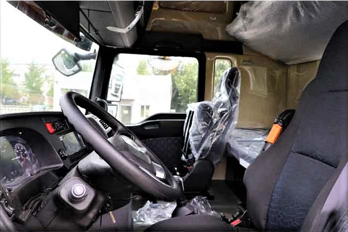 SITRAK C7H tractor truck steering wheel detail showing driver control system and dashboard Camion tracteur SITRAK C7H 360HP 4×2