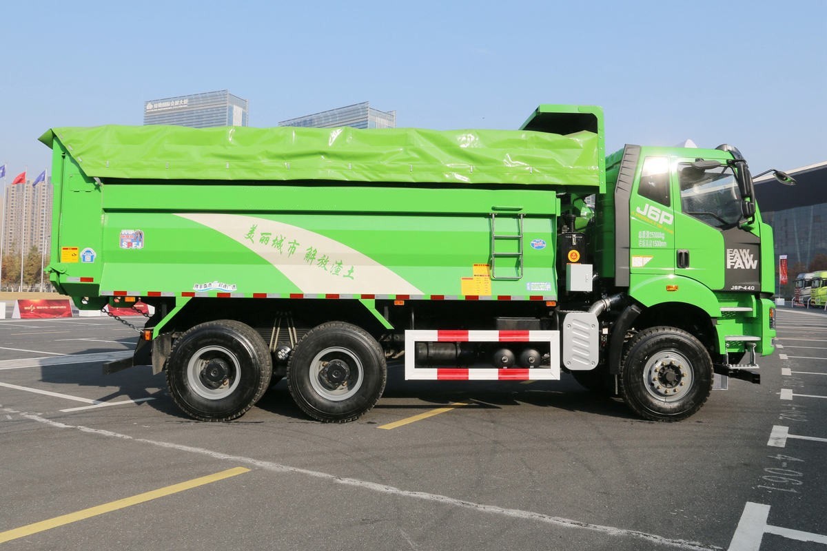 FAW J6P 6×4 dump truck side view showing large capacity dump body and chassis structure Camion à benne basculante FAW J6P 6×4 440HP