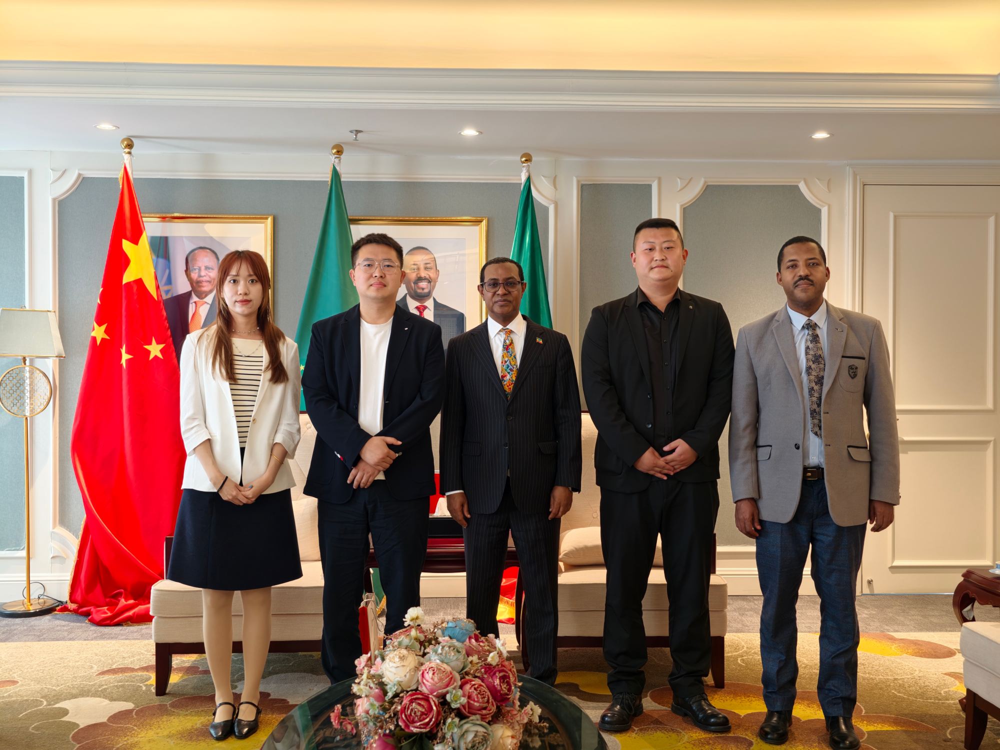 Le groupe ZW rencontre l'ambassadeur d'Éthiopie pour renforcer la coopération dans les secteurs du transport et des machines.