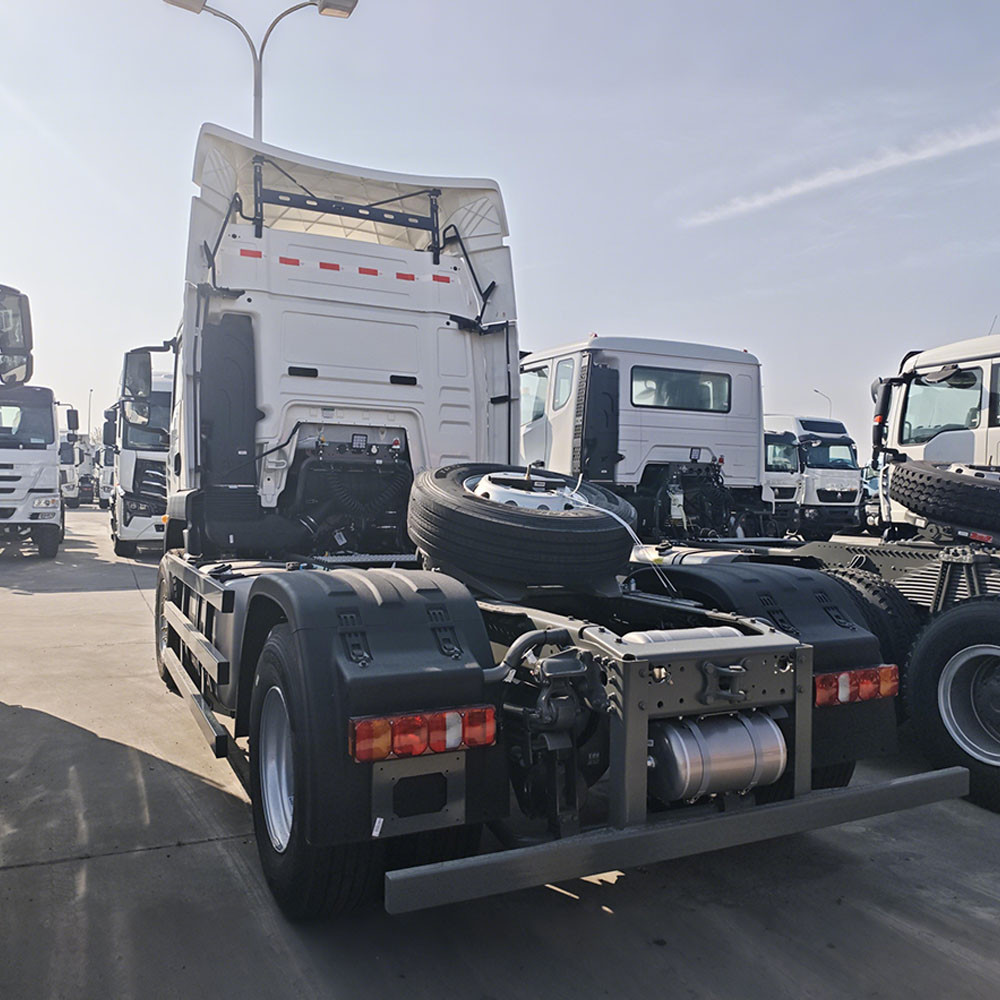 HOWO TX 371HP 6x4 tractor truck rear three-quarter view Caminhão trator HOWO TX 371HP 6×4