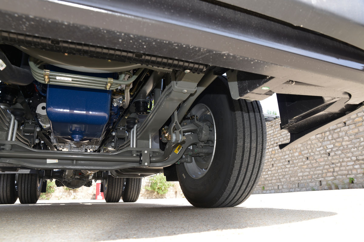 HOWO TX 400HP 4x2 tractor truck chassis showing reinforced frame and axles for heavy-duty transport Caminhão Trator HOWO TX 400HP 4X2