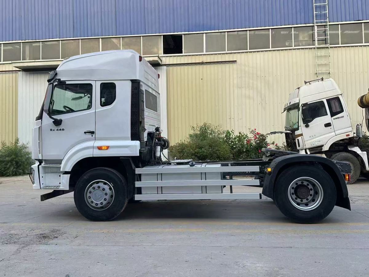 Caminhão Trator Howo NX 440HP 4×2