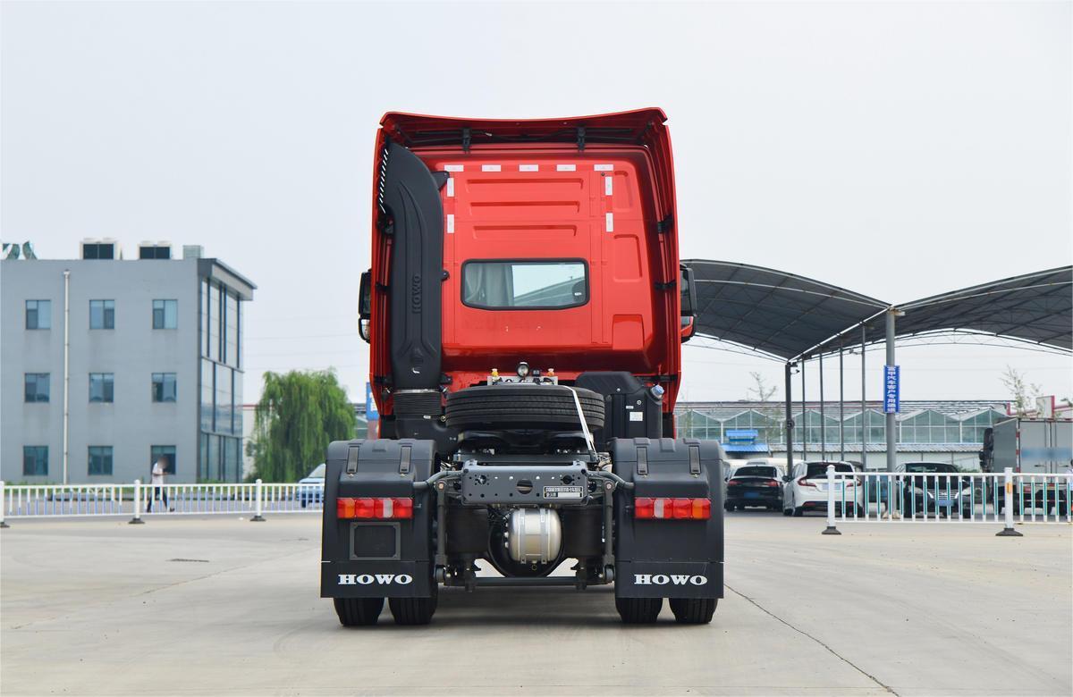HOWO TH7 540HP 4x2 tractor truck rear view with heavy duty fifth wheel structure Caminhão Trator HOWO TH7 540HP 4×2