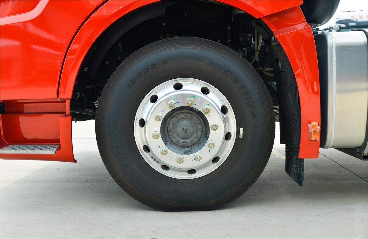 HOWO TH7 540HP 4x2 tractor truck tire detail for high load long distance transport Caminhão Trator HOWO TH7 540HP 4×2