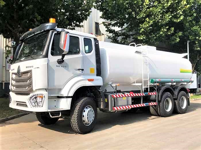 HOWO NX 300HP fuel tanker truck front three quarter view highlighting tank body and chassis Caminhão Tanque de Combustível HOWO NX 300HP 6×4