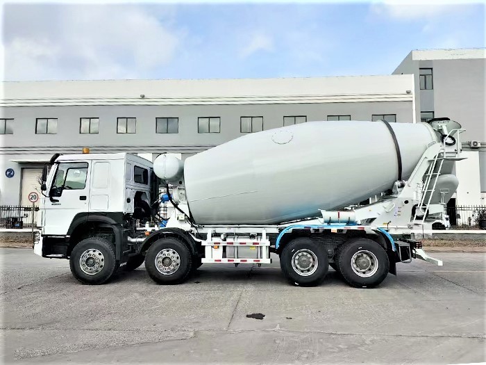 Howo 380HP 8x4 concrete mixer truck side view displaying multi axle configuration and drum body Caminhão Betoneira HOWO 380HP 8×4
