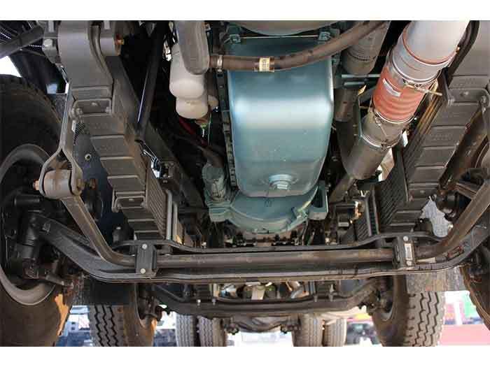 Howo 8x4 concrete mixer truck chassis showing reinforced frame and suspension Caminhão Betoneira Howo 8×4