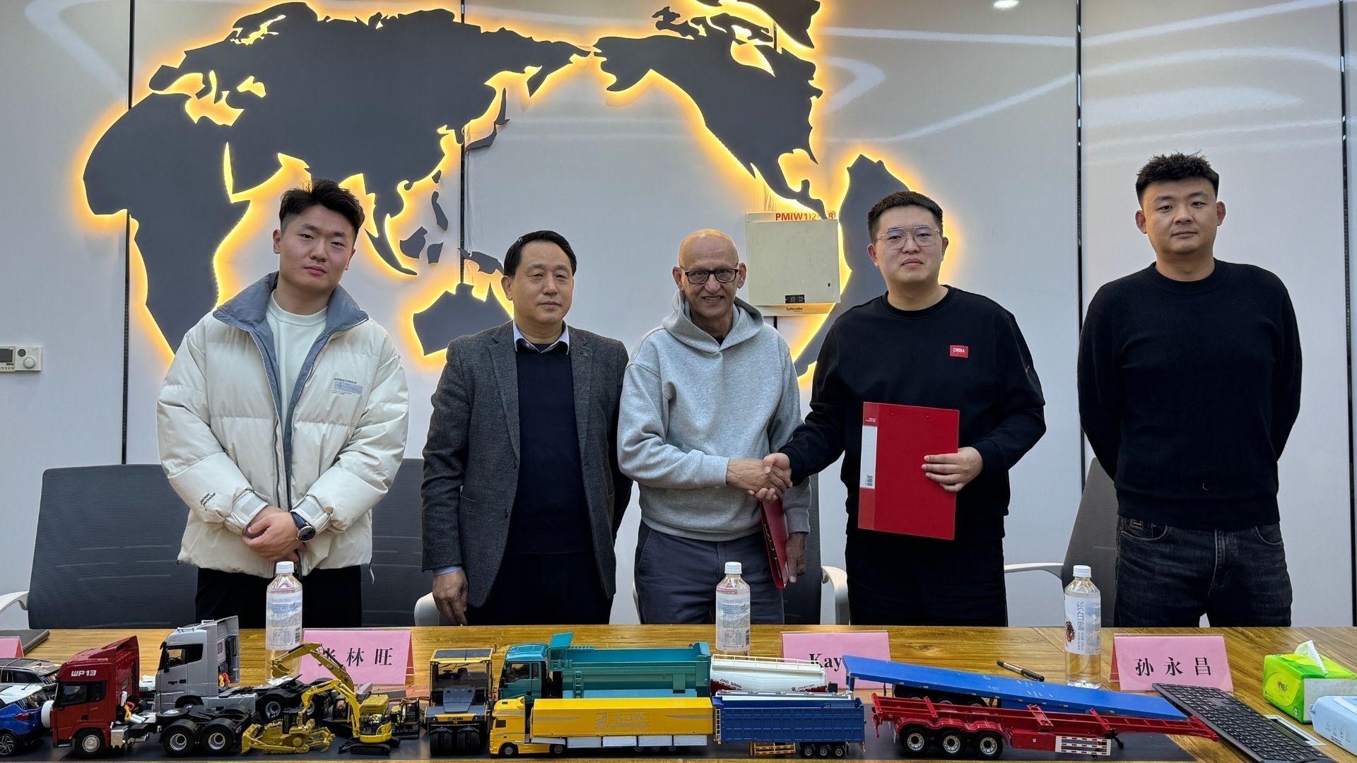 Visita à fábrica da sede do Grupo ZW em Jinan: Sr. Kaycee inspecionando fluxos de trabalho de produção de semi-reboques e garantia de qualidade para o mercado da África Ocidental.
