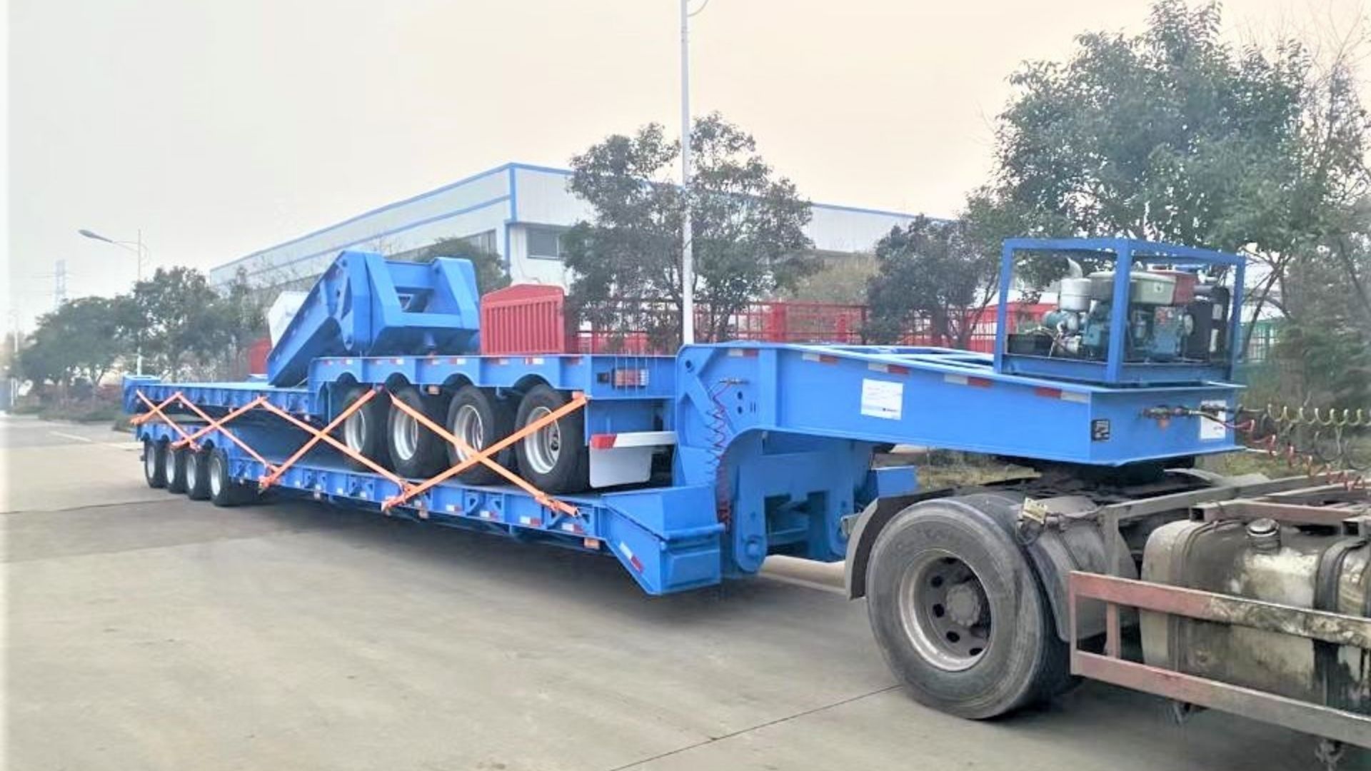 ZW Group exportação de reboques lowbed pescoço de ganso: empilhamento profissional para transporte marítimo e carregamento com guindaste no porto para envio internacional.