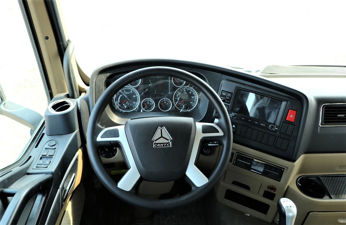 HOWO T5G 270HP 6x4 cargo truck steering wheel detail showing ergonomic design Caminhão de Carga Howo T5G 270HP 6X4