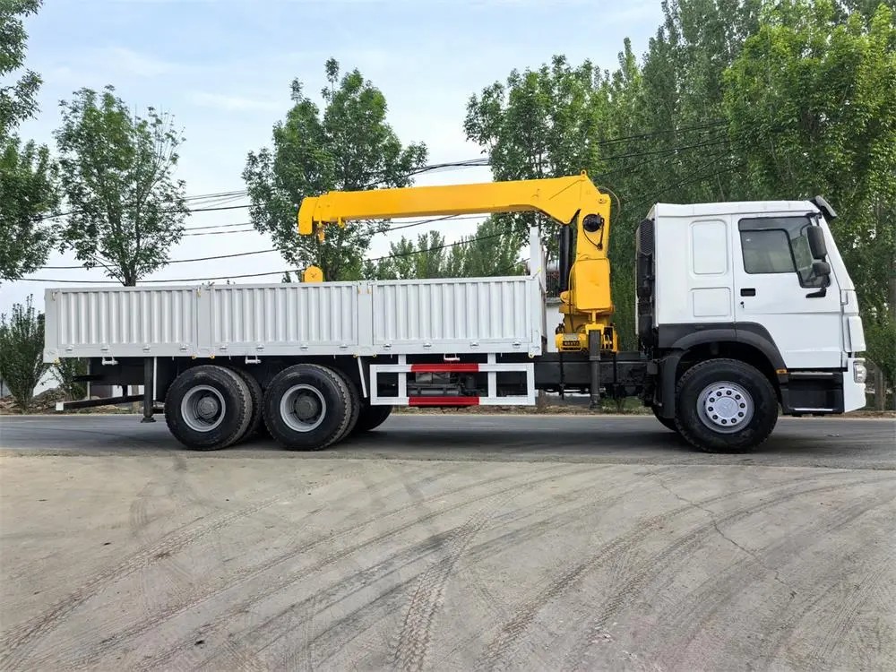HOWO 6x4 20 ton truck mounted crane side view showing crane boom and working platform Howo 6×4 20 Toneladas Guindaste Montado em Caminhão Pesado