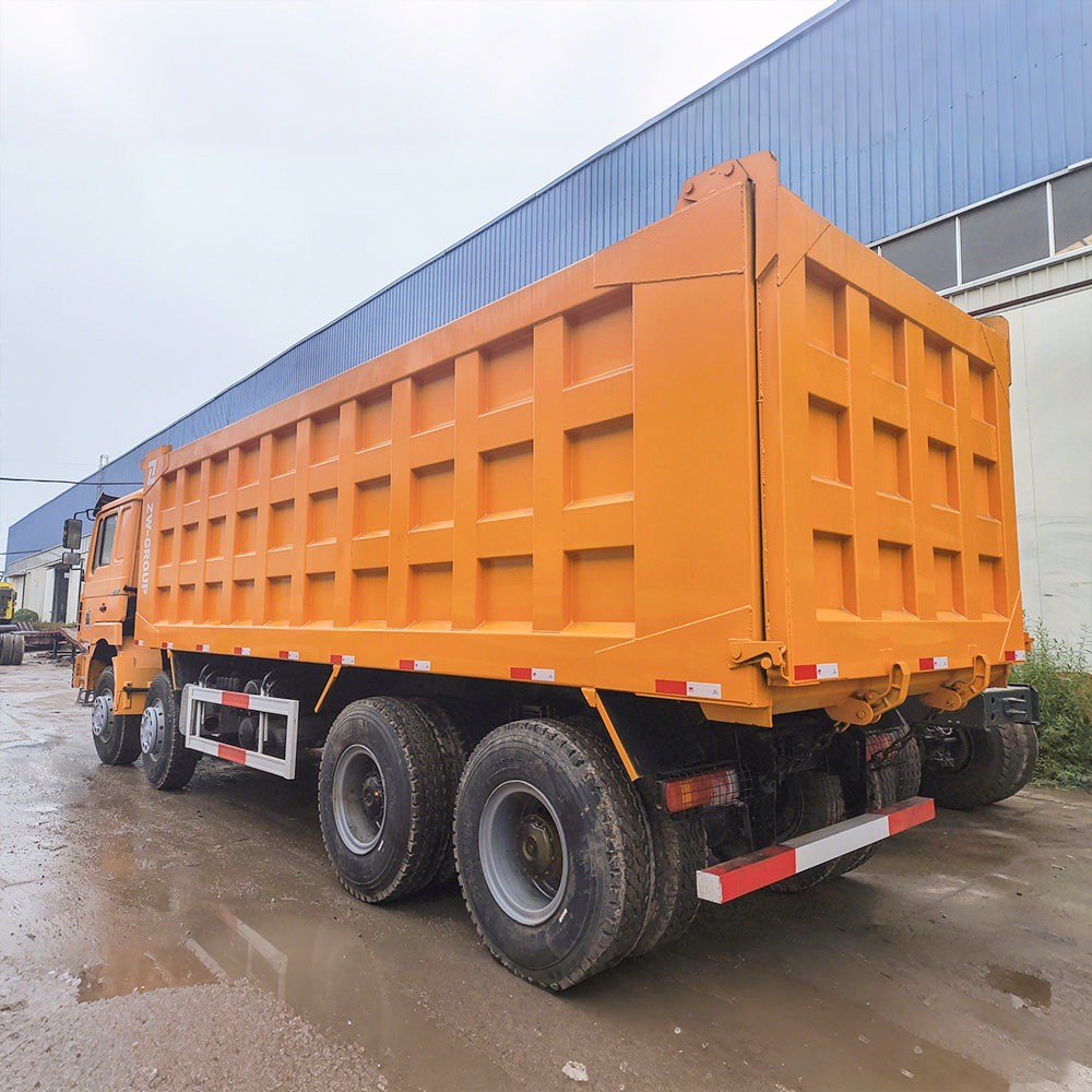 Shacman F3000 380HP 8x4 dump truck rear three quarter view showing dump body tilt and chassis Camião Basculante Shacman F3000 380HP 8×4