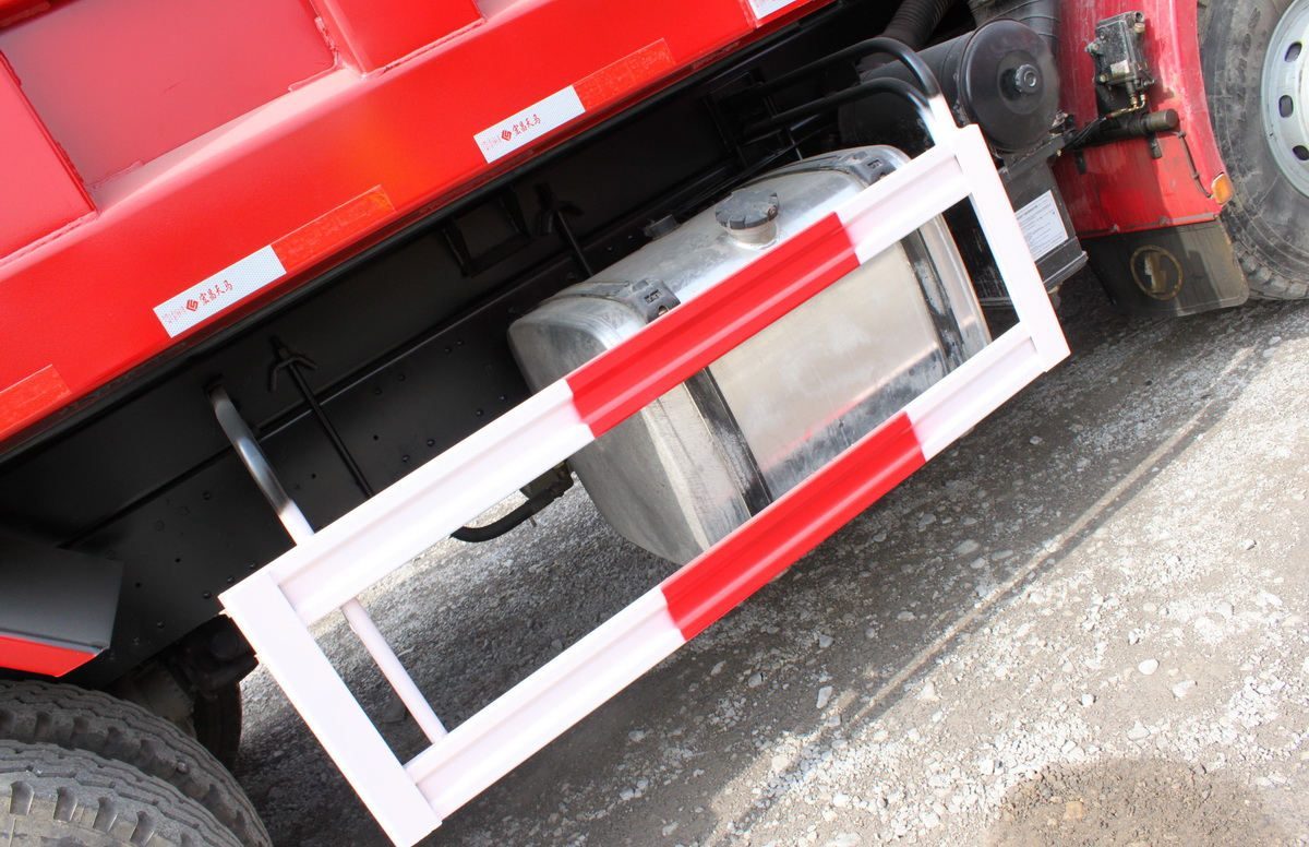 Shacman F2000 6x4 dump truck fuel tank detail showing large capacity for long haul and heavy load operations Camião basculante Shacman F2000 6×4