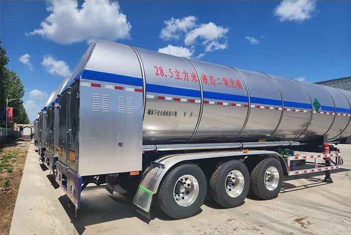 1300-202428.5 CBM liquid CO2 tank trailer12041424420654 Reboque Tanque de CO₂ Líquido com 3 Eixos
