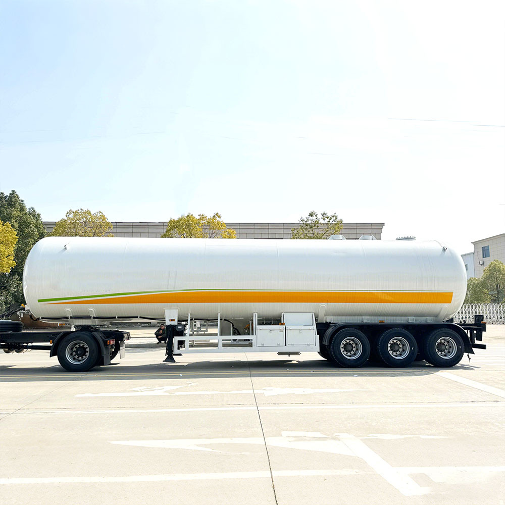 3 axle LPG tanker semi trailer side view showing insulated pressurized tank and suspension system Semi-reboque Tanque de GLP com 3 Eixos