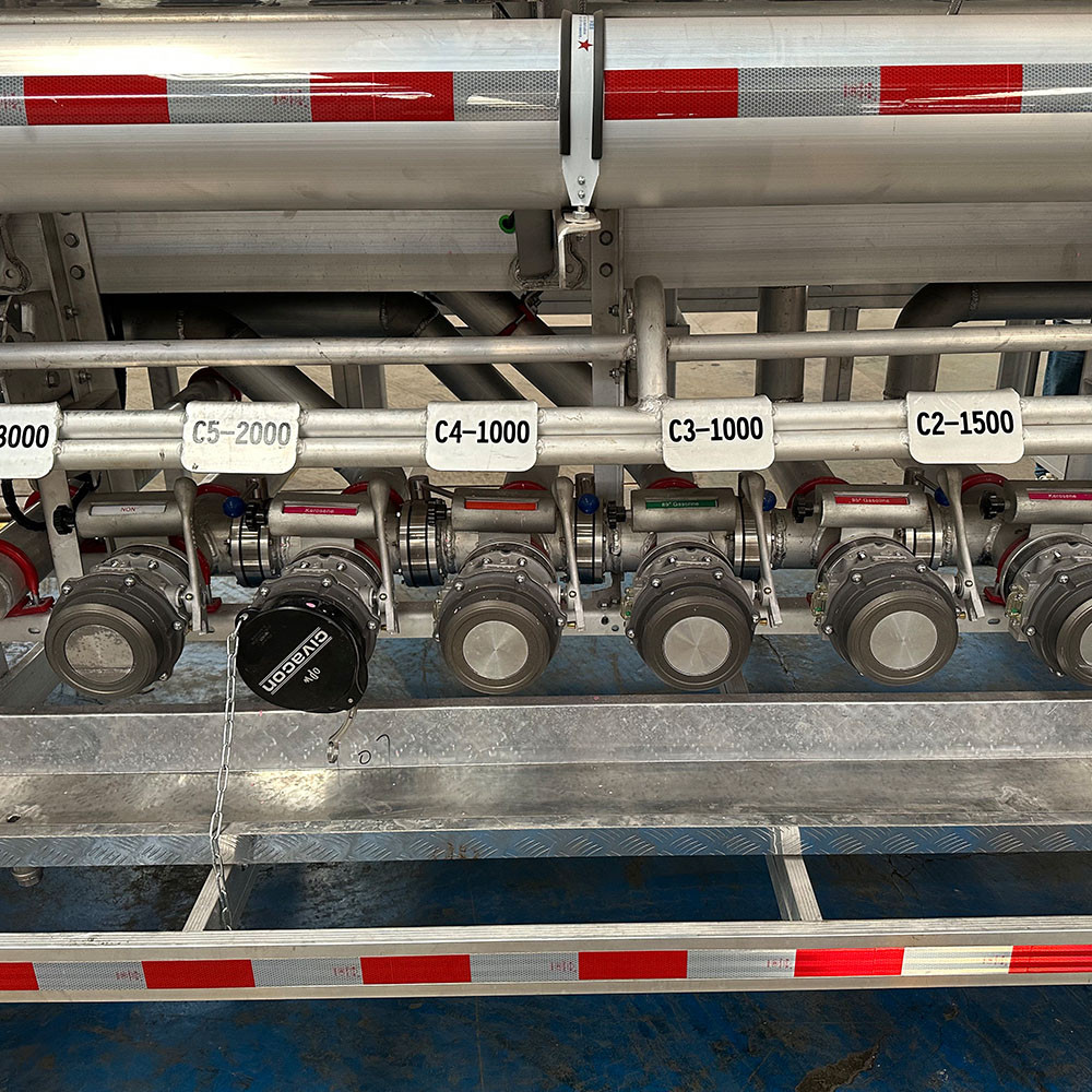 3 axle polished aluminum diesel gasoline tanker semi trailer valve box detail showing bottom loading and unloading system Reboque-cisterna de alumínio polido de 3 eixos