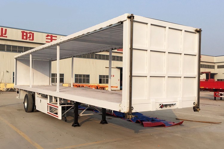 Enclosed curtain side semi trailer cargo deck detail showing reinforced steel platform for heavy cargo Reboque Lateral Encerrado com 3 Eixos