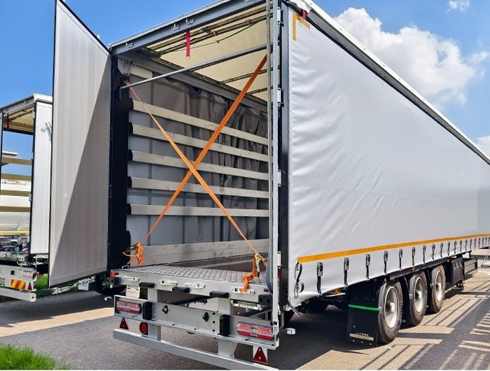 Dry van curtain semi trailer rear view showing rear cargo access and locking system Carga a Granel e Carga Geral Reboque Baú com Cortina