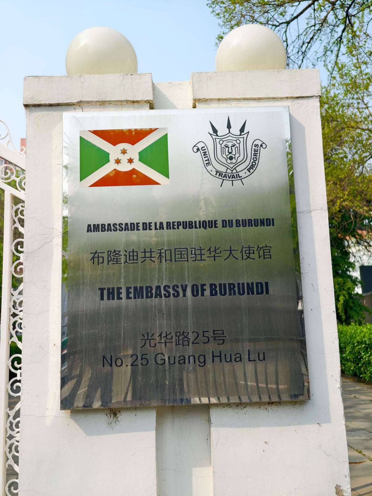ZW Group reúne-se com Embaixador do Burundi para explorar cooperação em caminhões, reboques e maquinário