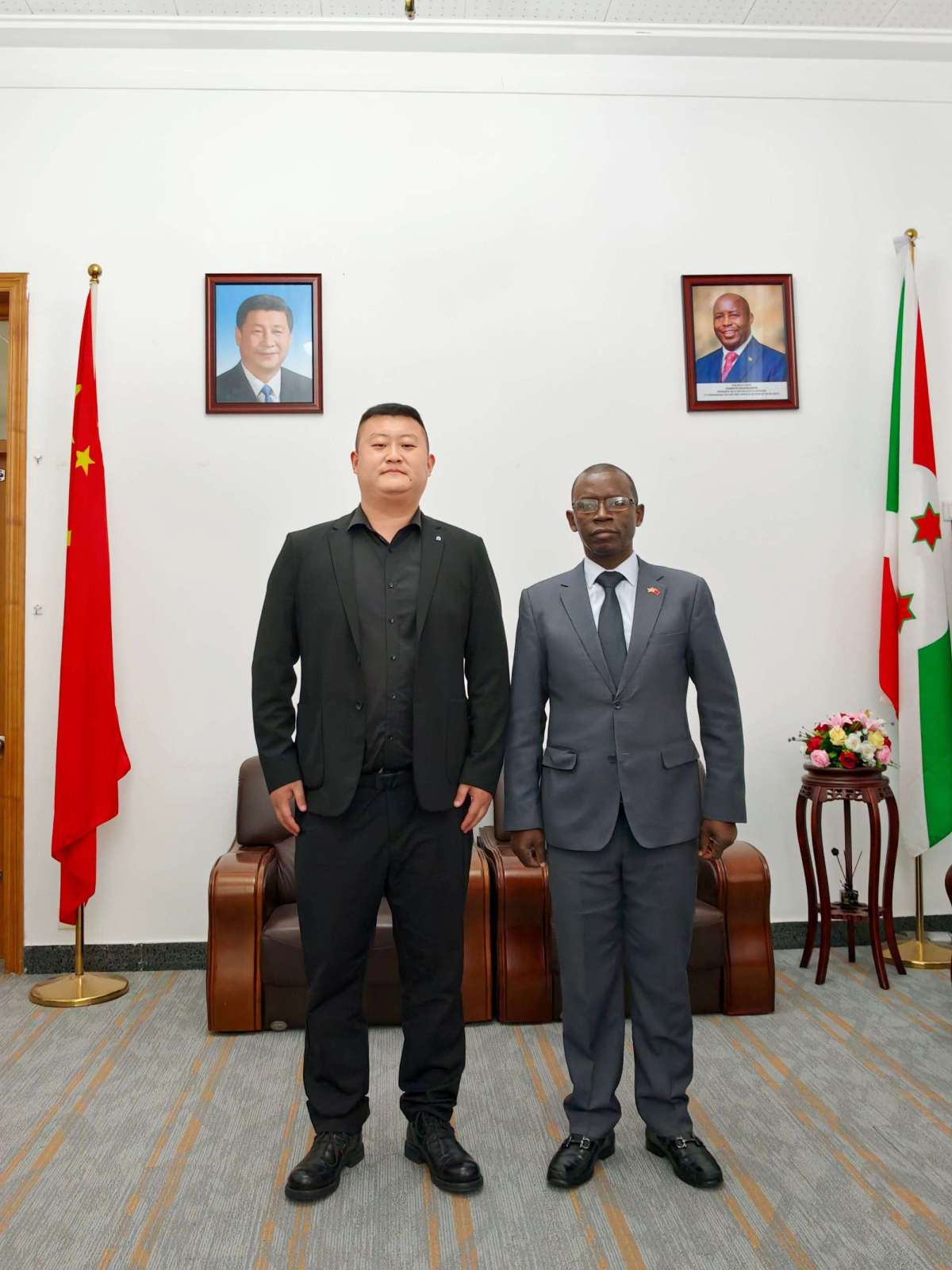 ZW Group reúne-se com Embaixador do Burundi para explorar cooperação em caminhões, reboques e maquinário