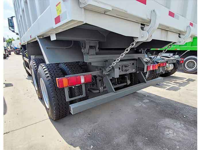 Rear view of HOWO NX 400HP 6×4 dump truck highlighting large-capacity tipping body and sturdy tailgate, designed for efficient unloading of sand, gravel, coal, and ore at construction and mining sites Camión volquete Howo NX 400HP 6x4