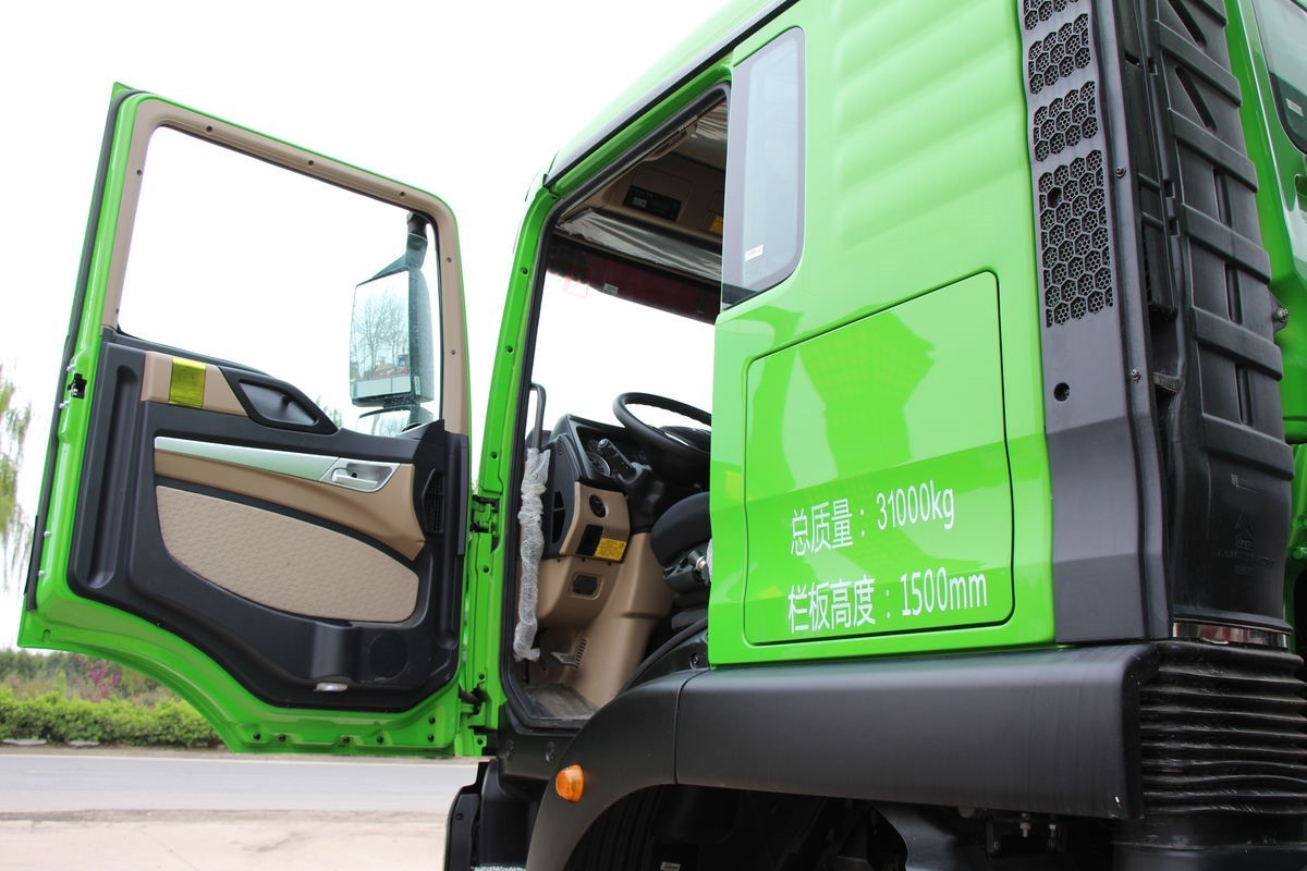 HOWO TX 460HP dump truck door detail Camión volquete HOWO TX 460HP 8X4