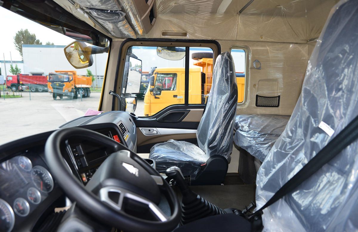 Interior de la cabina del camión volquete HOWO TX con salpicadero ergonómico y asiento del conductor ¿Qué piezas debe inspeccionar antes de comprar un camión pesado usado?