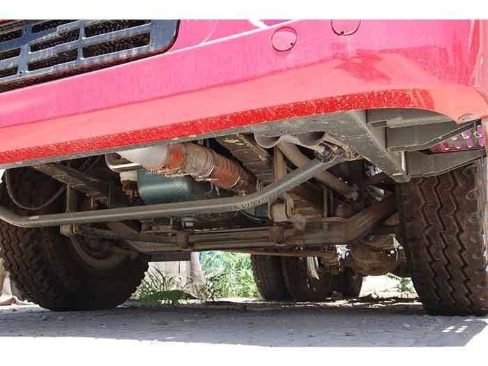 Howo 375HP tractor truck chassis showing reinforced frame and axles Camión tractor Howo de 375HP