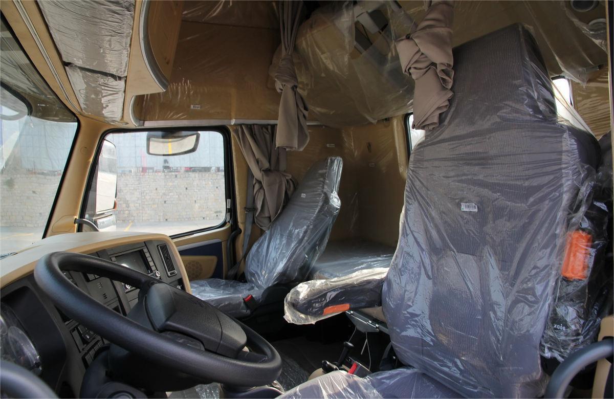 HOWO A7 420HP 6x4 tractor truck cabin interior with ergonomic layout, air suspension seat, and sleeper berth HOWO A7 420HP 6×4 Camión tractor