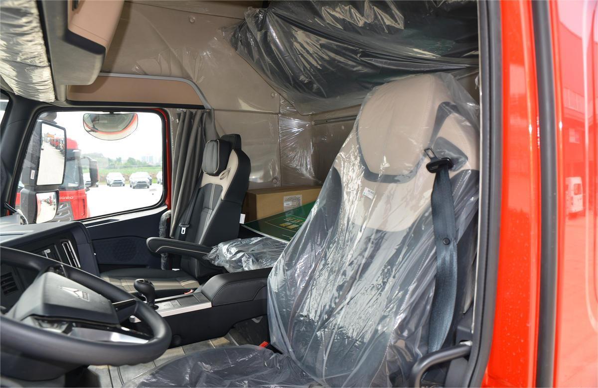 HOWO TH7 540HP 4x2 tractor truck cabin interior with premium layout and driver comfort design HOWO TH7 540HP 4×2 Camión tractor