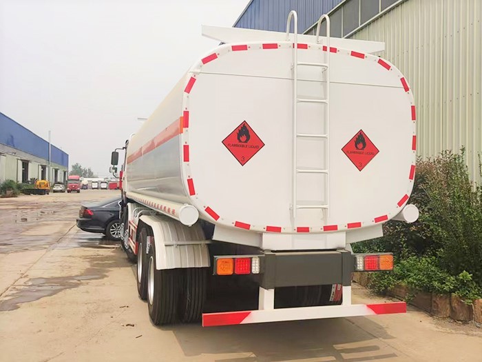 Camión cisterna de combustible HOWO 8×4