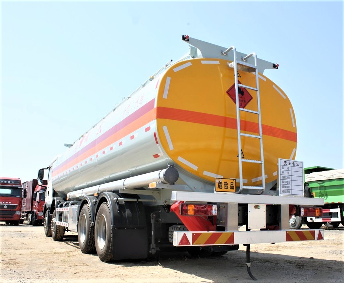 HOWO 340HP 8x4 fuel tanker truck rear three quarter view showing rear valves and heavy duty tank structure HOWO 340HP 8×4 Camión Cisterna