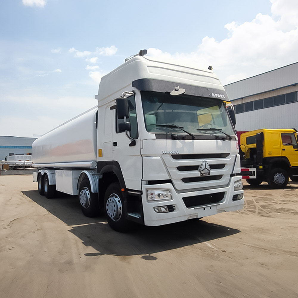 Camión cisterna de combustible de servicio pesado HOWO 8×4