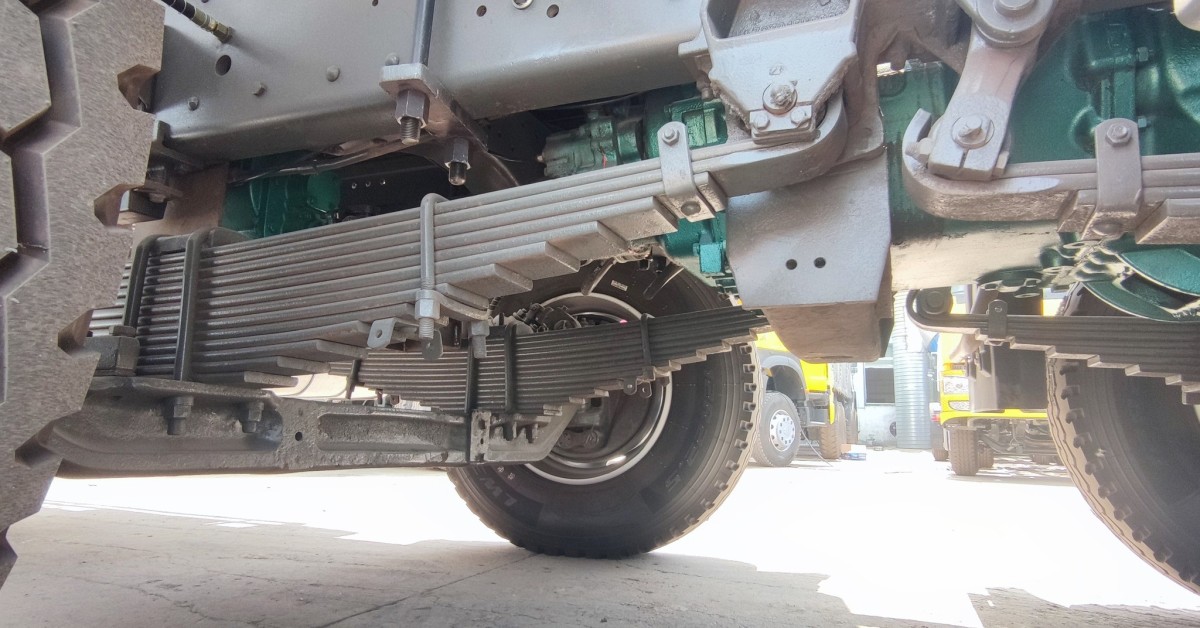 HOWO 8x4 heavy duty fuel tank truck chassis showing reinforced frame and multi-axle layout Camión cisterna de combustible de servicio pesado HOWO 8×4