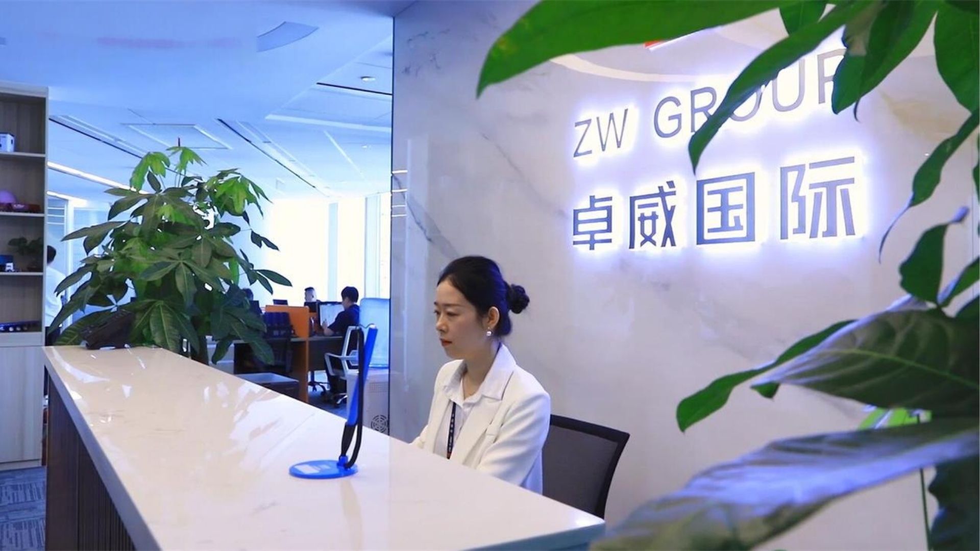 Entrada de la sede de ZW Group: fábrica profesional de semirremolques y camiones en China.